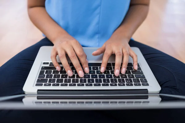 Ejecutivo femenino usando el ordenador portátil — Foto de Stock