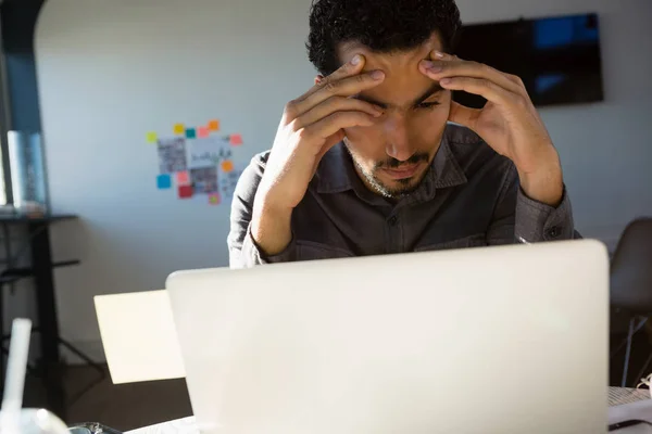 Frustrerad affärsman tittar på laptop — Stockfoto