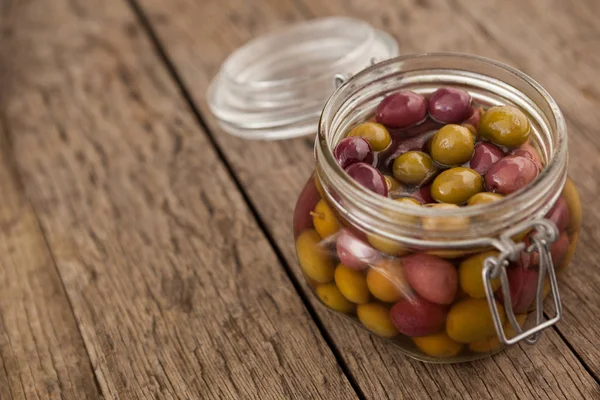 Olives with oil in glass jar — Stock Photo, Image