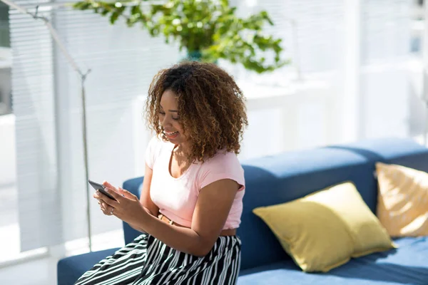 Dirigente femminile utilizzando il telefono cellulare — Foto Stock