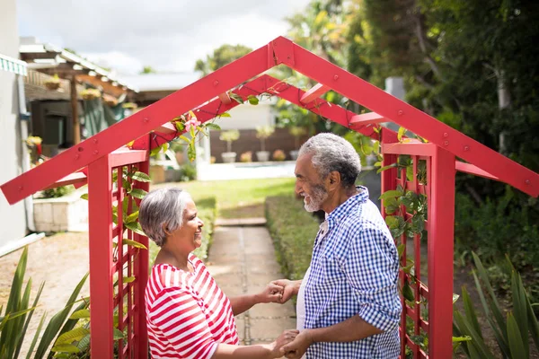 Pareja cogida de la mano —  Fotos de Stock