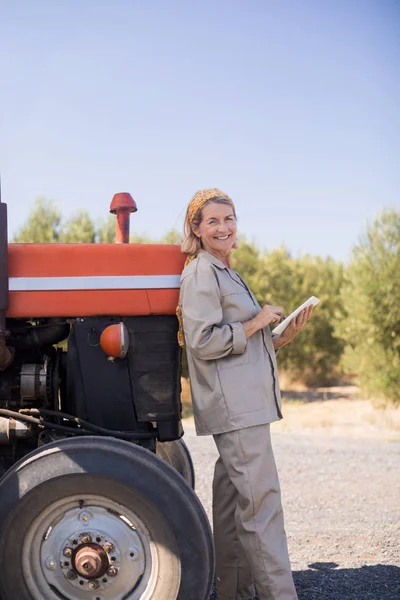 Mulher usando tablet digital na fazenda de oliveira — Fotografia de Stock