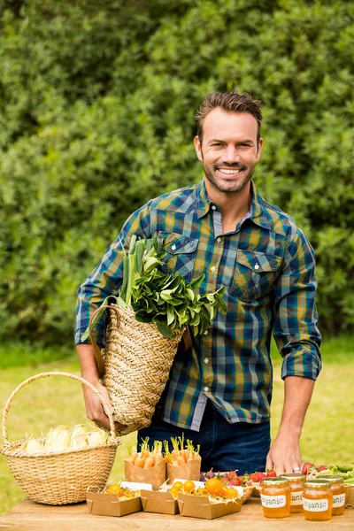 Hombre guapo vendiendo verduras orgánicas — Foto de Stock