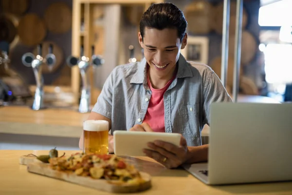 Homem usando tablet digital no restaurante — Fotografia de Stock