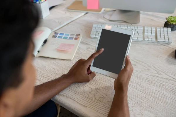 Manusia menggunakan tablet digital di kantor — Stok Foto