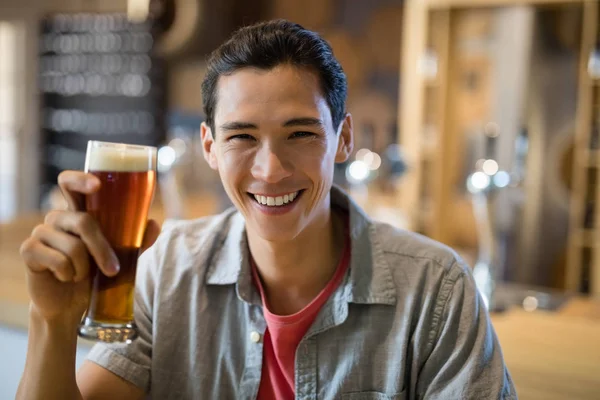 Ember, miután a sör egy étteremben — Stock Fotó
