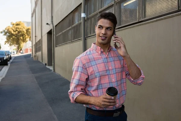 Człowiek, rozmowy na telefon podczas spaceru przez ściany — Zdjęcie stockowe