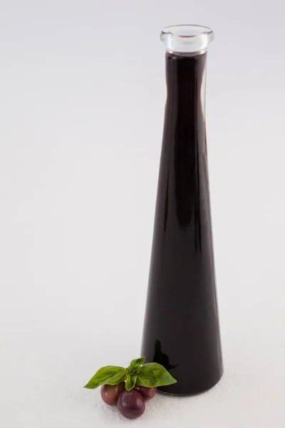 Красные оливки из бутылки с маслом — стоковое фото