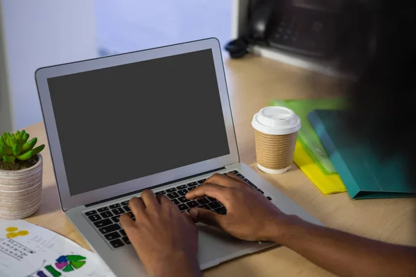 Man menggunakan laptop di kantor — Stok Foto