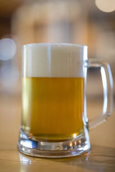 Pivo hrnek na stole v restauraci — Stock fotografie