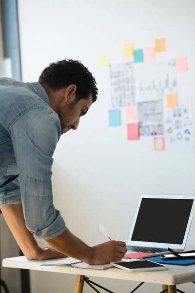 Hombre Trabajando en Escritorio en la oficina — Foto de Stock