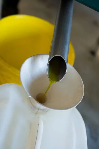 Aceite de oliva producido a partir de máquinas —  Fotos de Stock