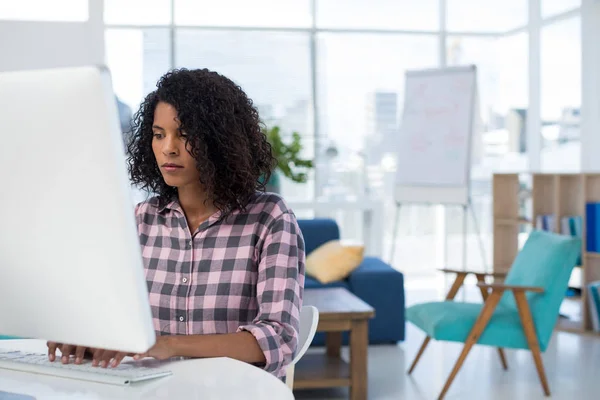 Ejecutiva femenina trabajando en computadora — Foto de Stock