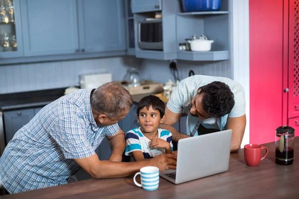 Pai e avô falando com o menino — Fotografia de Stock