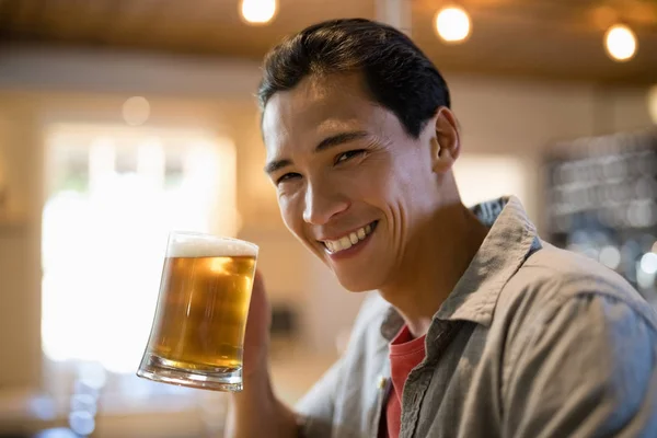 Mann trinkt Bier in Restaurant — Stockfoto