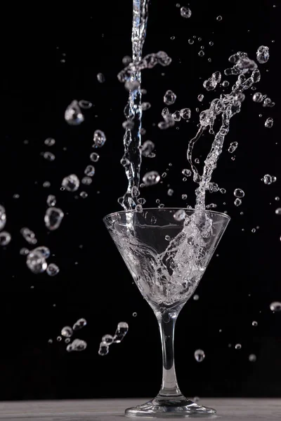 Vodka splashing in martini glass — Stock Photo, Image