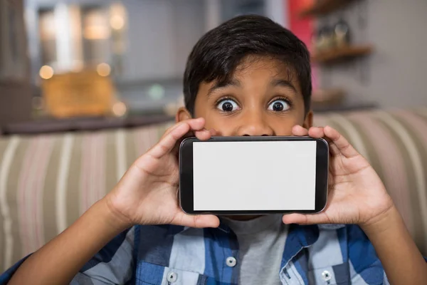 Menino mostrando smartphone — Fotografia de Stock