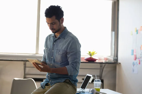 Homem usando tablet no escritório — Fotografia de Stock