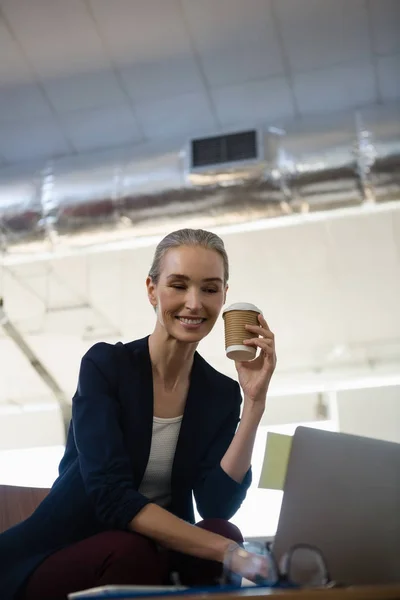 Businesswoman holding disposable cup — Stock Photo, Image