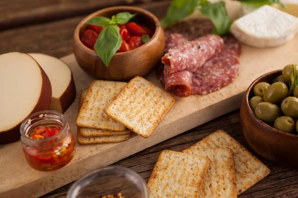 Galletas saladas con carne y aceitunas — Foto de Stock