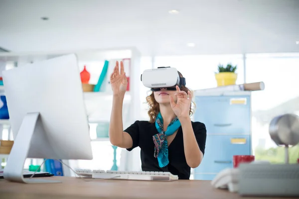Designerin mit Virtual-Reality-Headset — Stockfoto