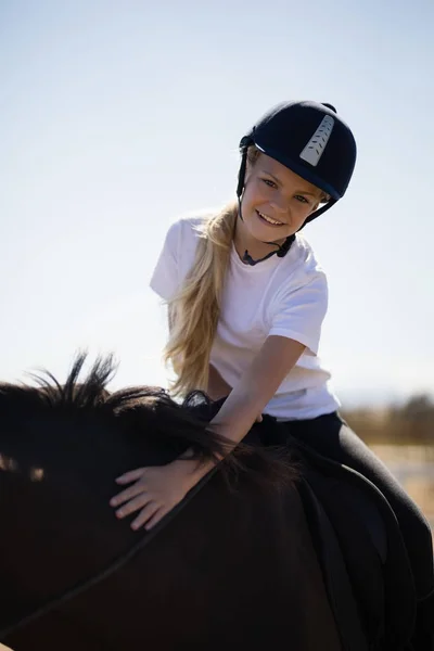 Souriante fille chevauchant un cheval dans le ranch — Photo