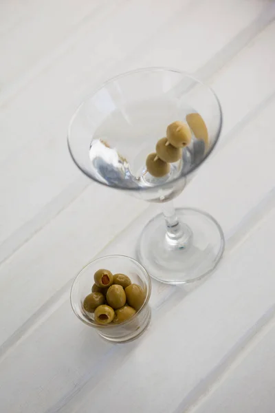 Aceitunas en recipiente de vodka martini — Foto de Stock