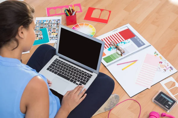 Designer gráfico usando laptop no escritório — Fotografia de Stock