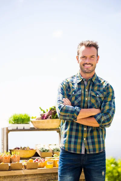 Homme confiant debout à la ferme — Photo