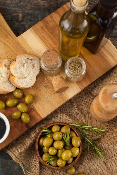 Olijven en oliën flessen met brood — Stockfoto