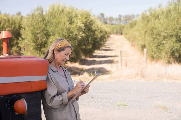 Femme penchée sur le tracteur — Photo