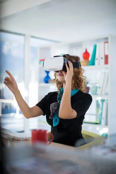 Designerin mit Virtual-Reality-Headset — Stockfoto