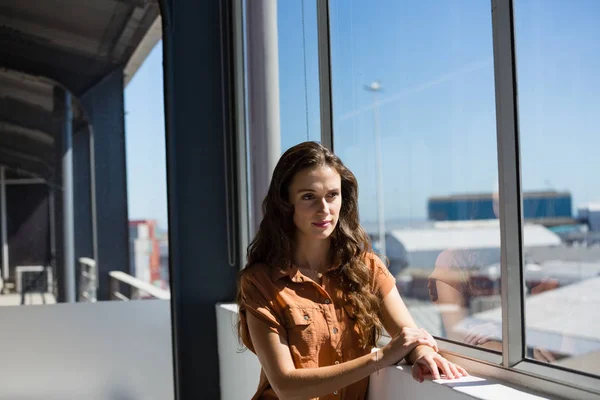 Thoughtful businesswoman looking away — Stock Photo, Image