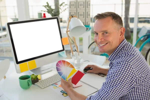 Zakenman aan het bureau — Stockfoto