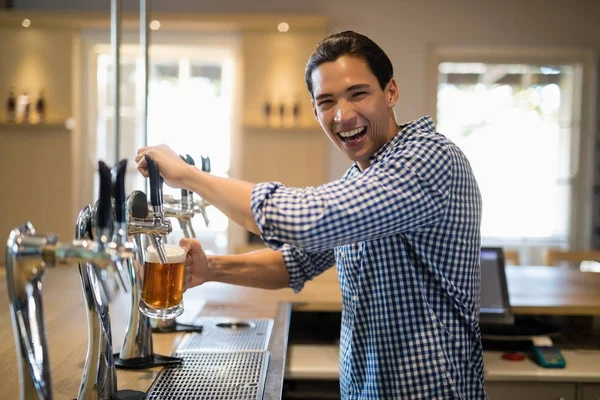 Bar tendre remplissage de bière de pompe à bière — Photo