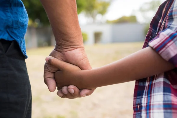 Pojke och farfar som håller hand — Stockfoto