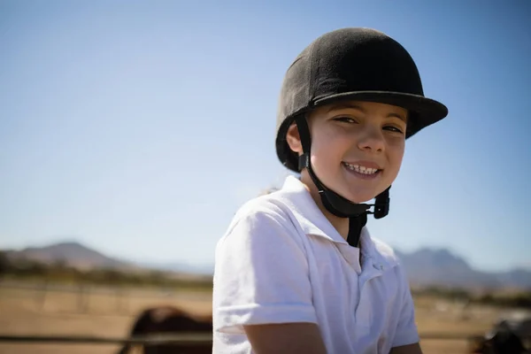 Fille souriant à la caméra dans le ranch — Photo