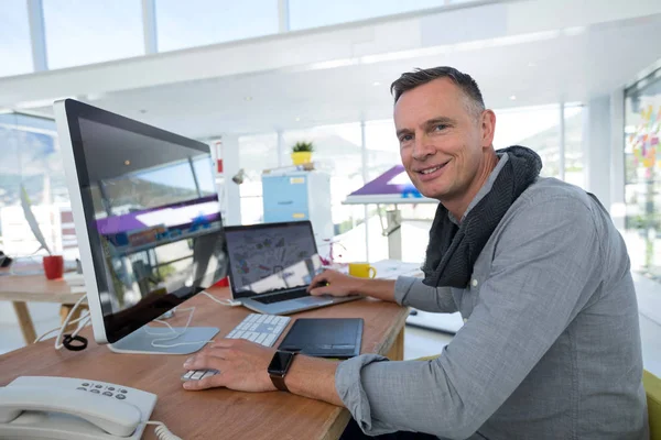 Mannelijke Executive werken bij balie In kantoor — Stockfoto