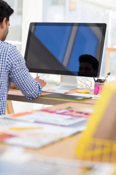 Diseñador gráfico trabajando en la computadora en el escritorio — Foto de Stock