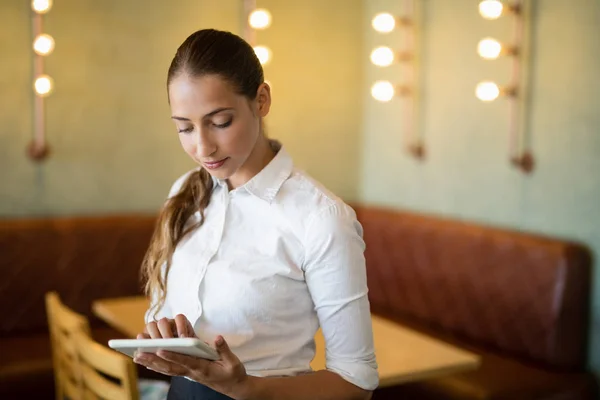 Kellnerin mit digitalem Tablet in Bar — Stockfoto