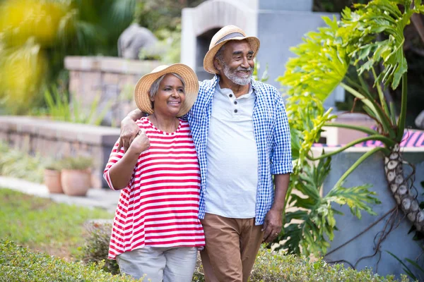 Senior paar wandelen in tuin — Stockfoto