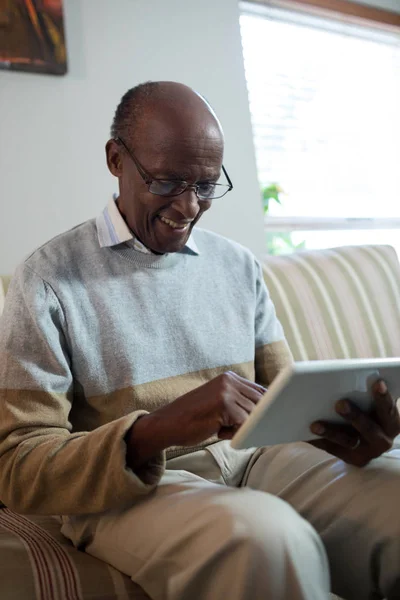Szczęśliwy człowiek starszy za pomocą tabletu — Zdjęcie stockowe