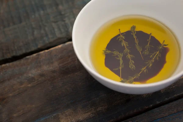 Kräuter in Olivenöl auf dem Tisch — Stockfoto