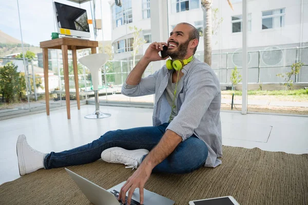 Cheerful designer talking on phone — Stock Photo, Image