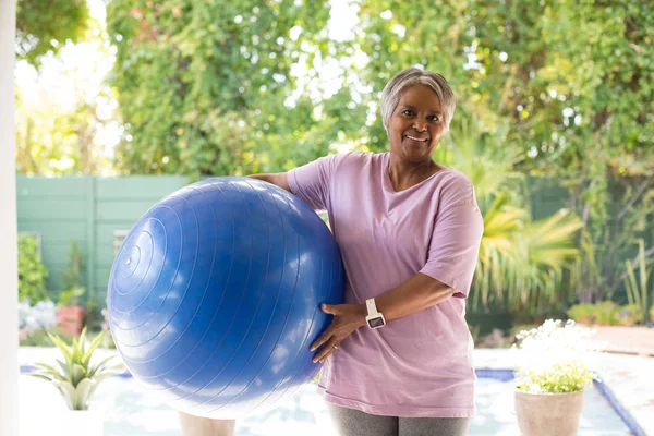 Mulher segurando bola de exercício — Fotografia de Stock