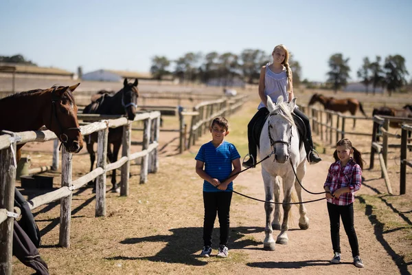 Niños montando un caballo en el rancho — Foto de Stock