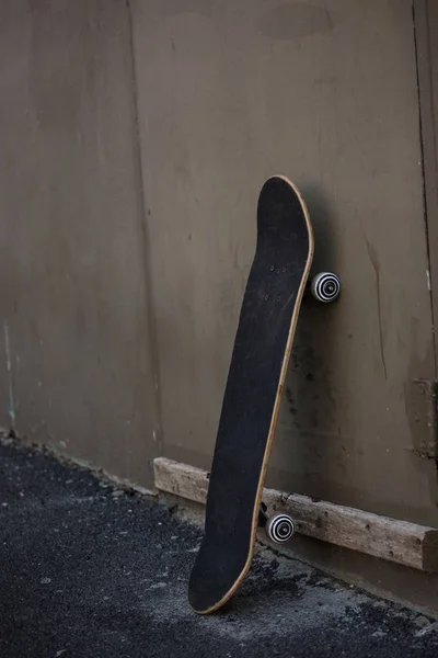 Long board skating by wall — Stock Photo, Image