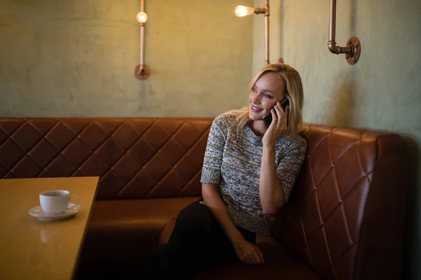 Kobieta rozmawia telefon w restauracji — Zdjęcie stockowe