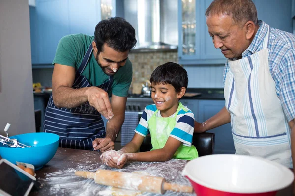 Padre rociando harina en la mano del hijo —  Fotos de Stock