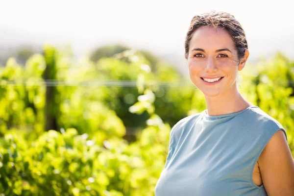 Donna sorridente al vigneto — Foto Stock